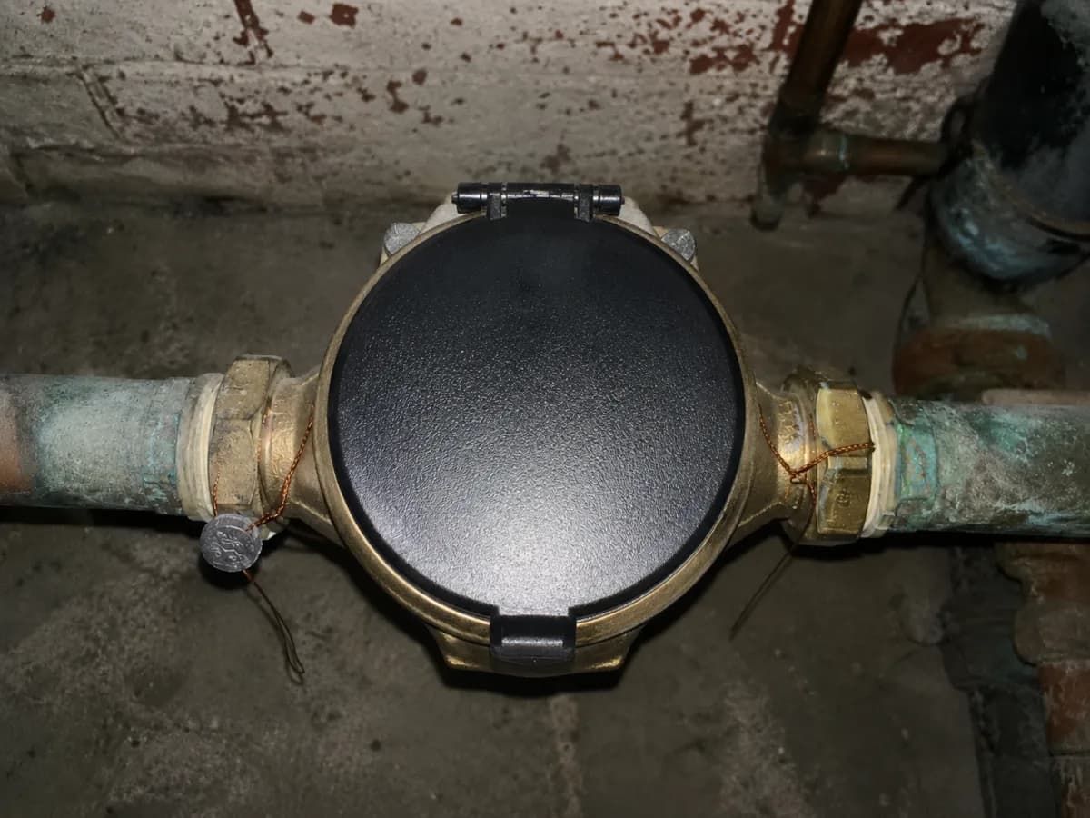 Meter photographed with the register cap still closed