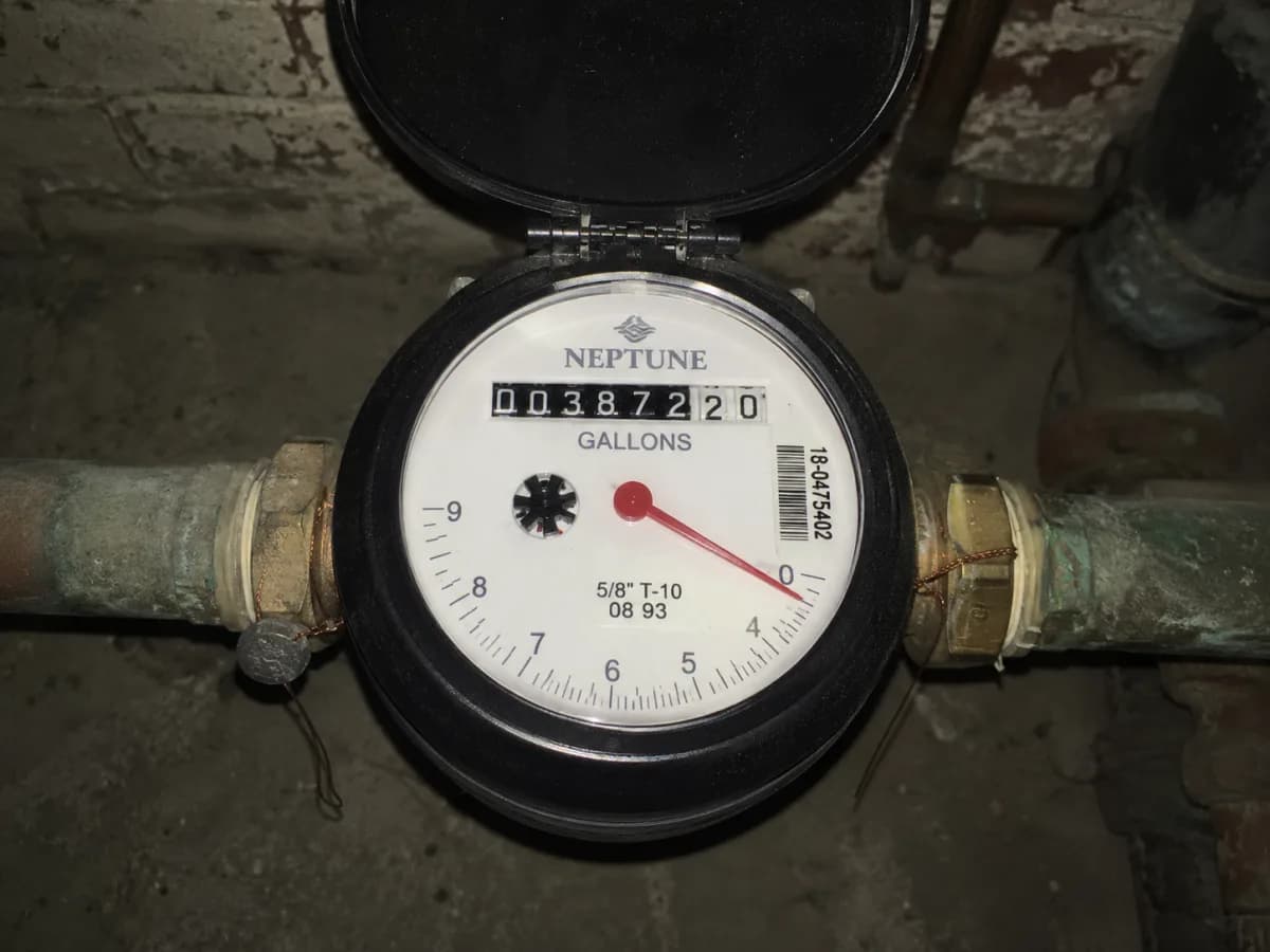 Meter face with digits sharp and readable